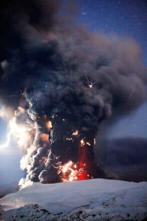 Relámpago en medio de nubes de ceniza de la erupción de 2010 del volcán Eyjafjallajokull en Islandia