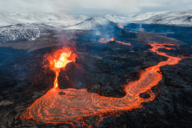 Voler au-dessus de l'éruption de lave au volcan islandais, Mont Fagradalsfjall, Islande