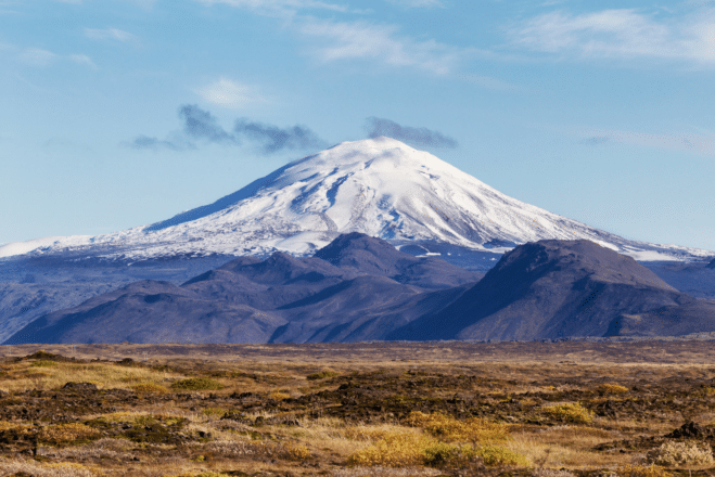 Le mont enneigé du volcan Hekla dans le sud de l'Islande.