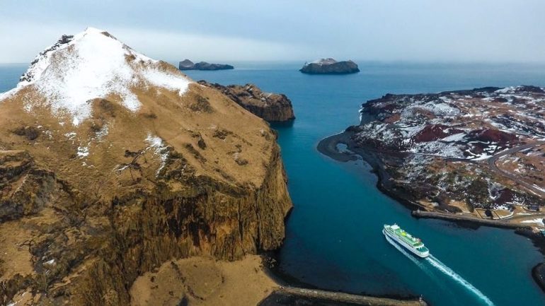 Ferry Herjólfur naviguant entre les îles du sud de l'Islande.