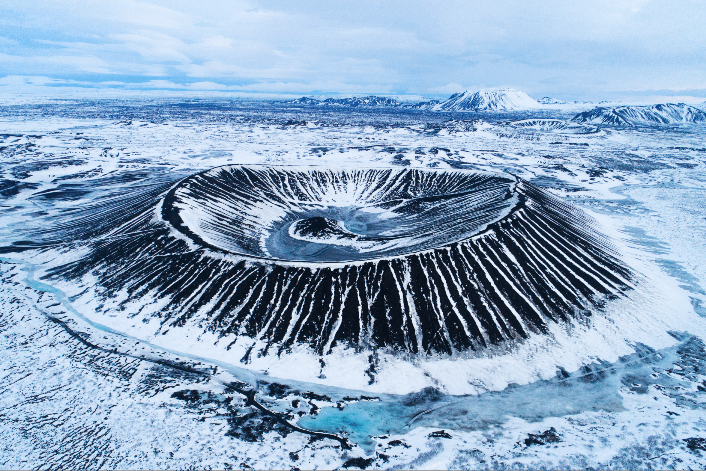 Vista aérea del cráter Hverfjall en el lago Mývatn en invierno, en el norte de Islandia.