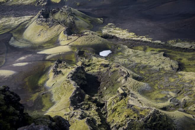 Cratères de Laki couverts de mousse dans les hautes terres islandaises.