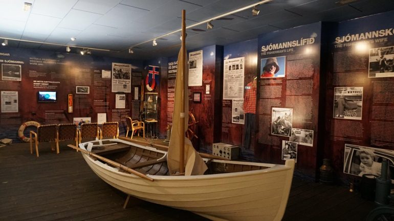 Un bateau de pêche islandais à l'intérieur d'un musée sur les îles Westman.
