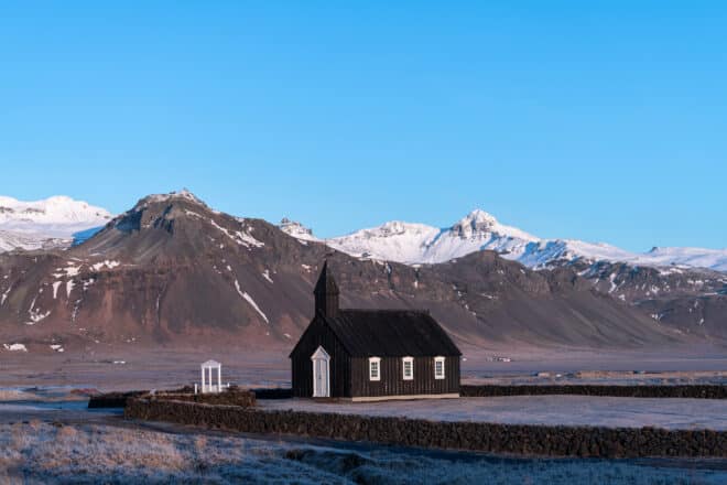 Iglesia Negra frente a un glaciar blanco en Islandia's península de Snaefellsnes