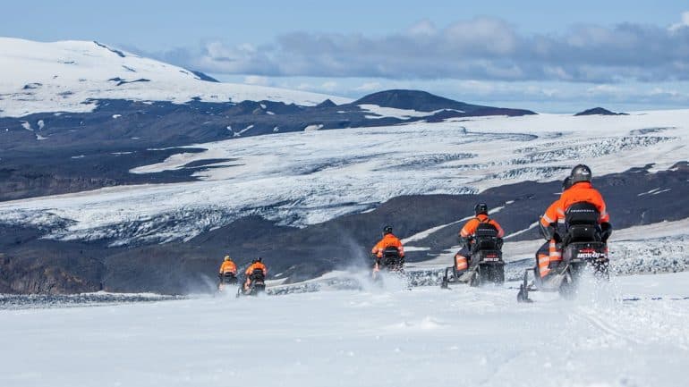Excursión en motonieve por el glaciar Myrdalsjokull en el sur de Islandia