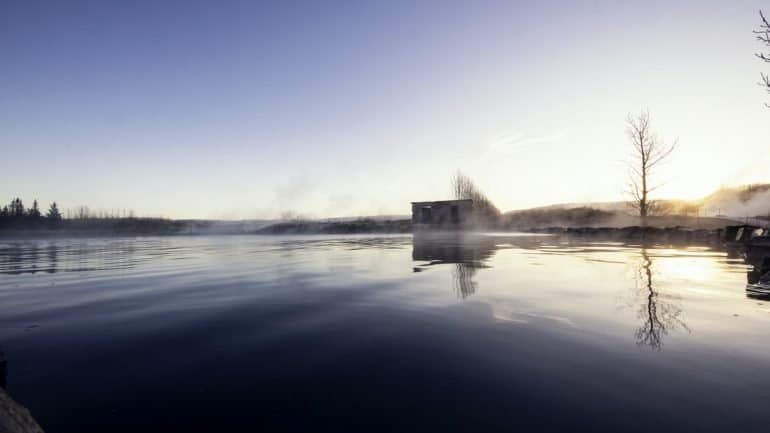 Visitez le spa Secret Lagoon dans le sud de l'Islande