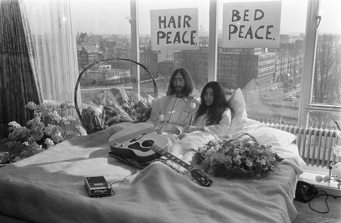John Lennon and Yoko Ono in bed for peace.