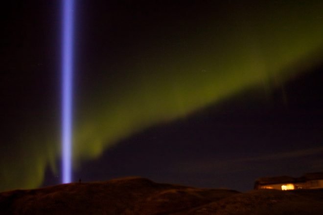 Aurores boréales et la tour Imagine Peace en Islande.