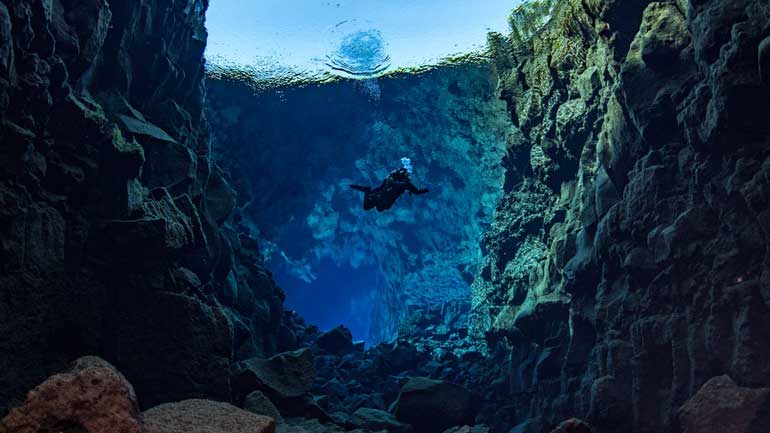 Plongeur à Silfra Islande