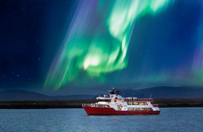 Northern Lights lors d'une excursion d'observation des baleines en Islande.