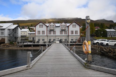 Fosshotel en herbouwde pier in Faskrudsfjordur