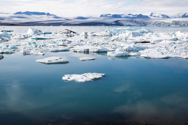 Icebergs flotando en aguas tranquilas en la laguna glaciar de Jökulsárlón