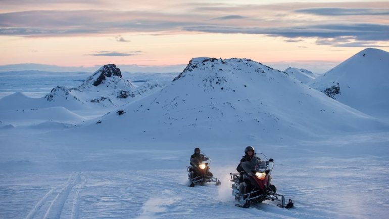 Sneeuwscootertocht op de Langjokull gletsjer vanaf de Gullfoss waterval