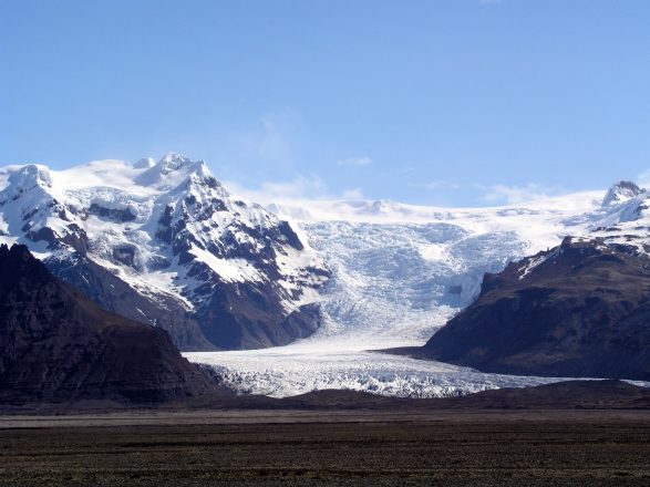 Un glacier dévalant une montagne dans la réserve naturelle de Skaftafell