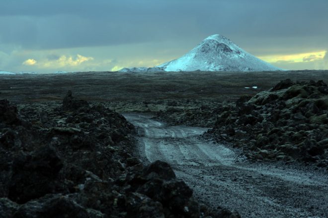 El monte Keilir cubierto de nieve en la península de Reykjanes en Islandia.