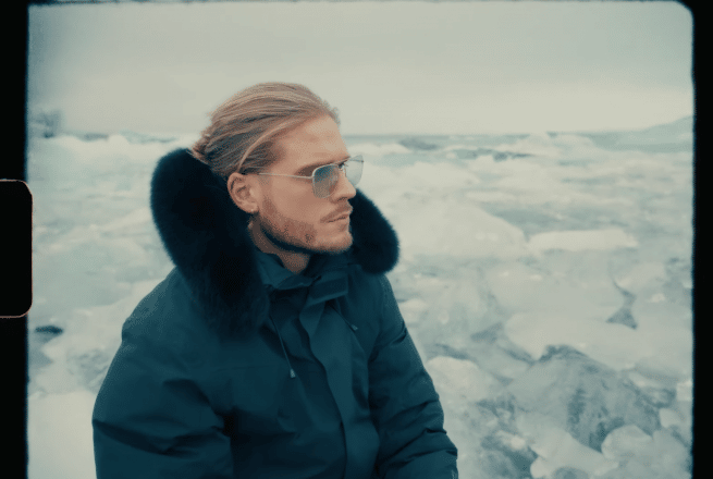 El exfutbolista islandés Rúrik Gíslason rodeado de icebergs.