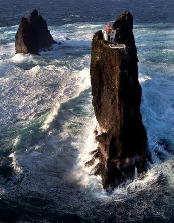 El faro en los acantilados de Þrídrangar en el sur de Islandia