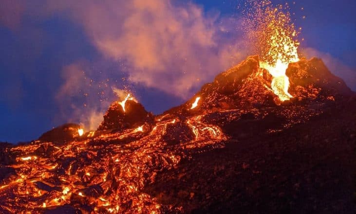 Lava que fluye de un volcán en Islandia