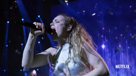 Rachel McAdams en la película de Eurovisión interpretando una canción.