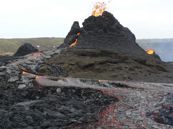Un cráter volcánico arrojando lava en Islandia