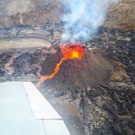 Vista de una erupción volcánica en Islandia desde un avión.