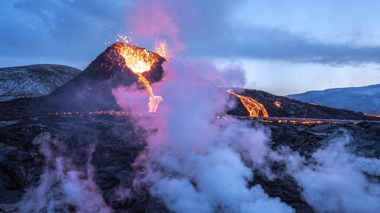 Caminata al volcán en erupción Tour para grupos pequeños con fotos gratis