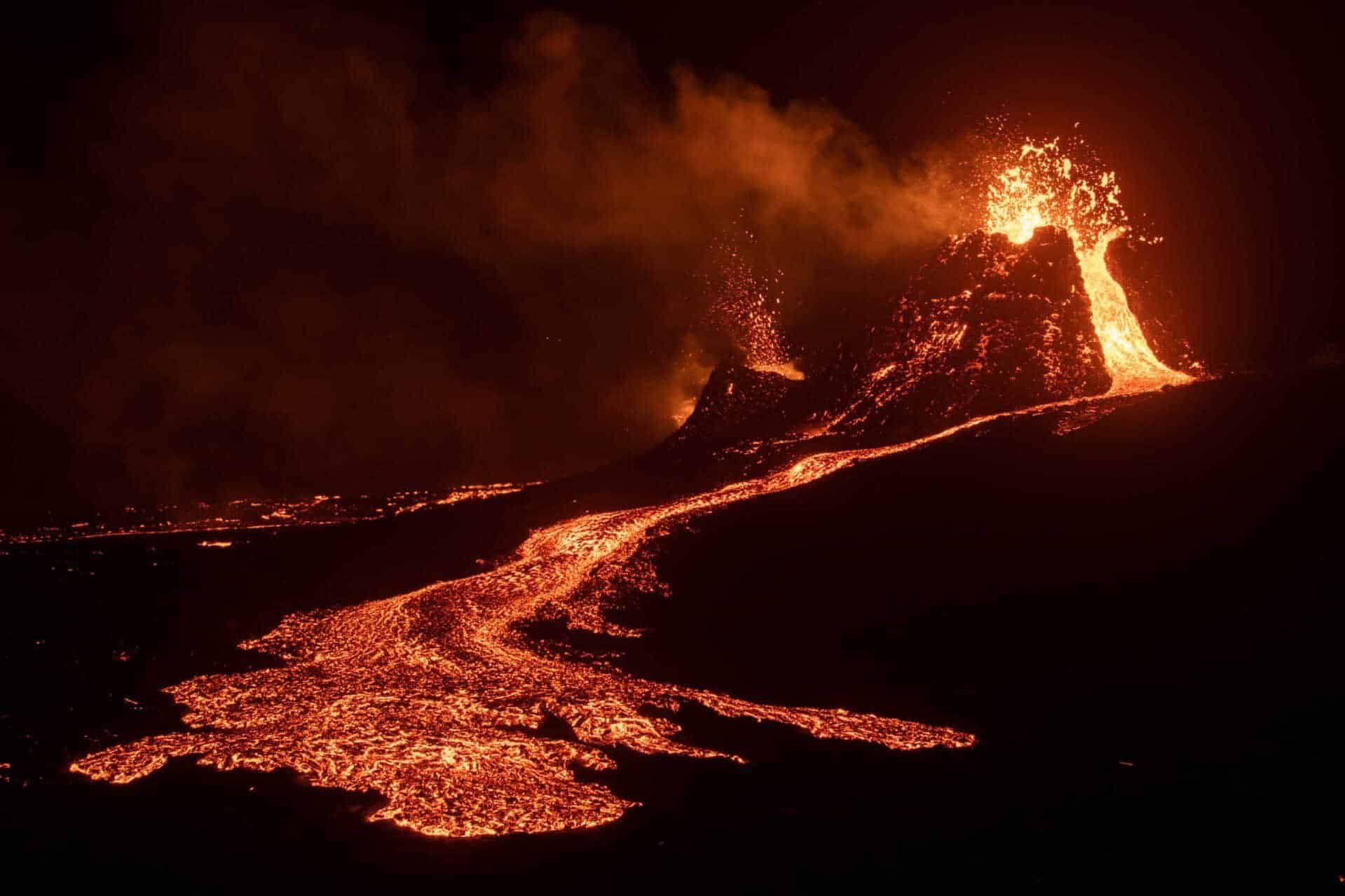Visita guiada privada al volcán en erupción en Islandia