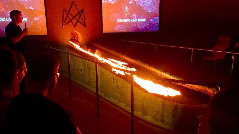 Lava fundida vertiéndose en una sala de exposición en el Lava Show en Islandia.