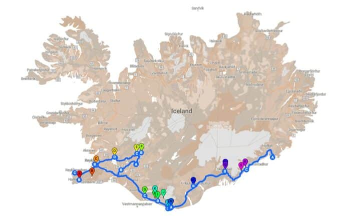 Un mapa de Islandia que muestra la ruta de un recorrido de verano de 7 días sin conductor.