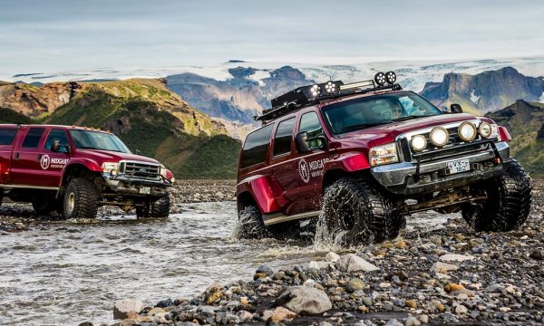 Dos jeeps cruzando un río en las Tierras Altas de Islandia.