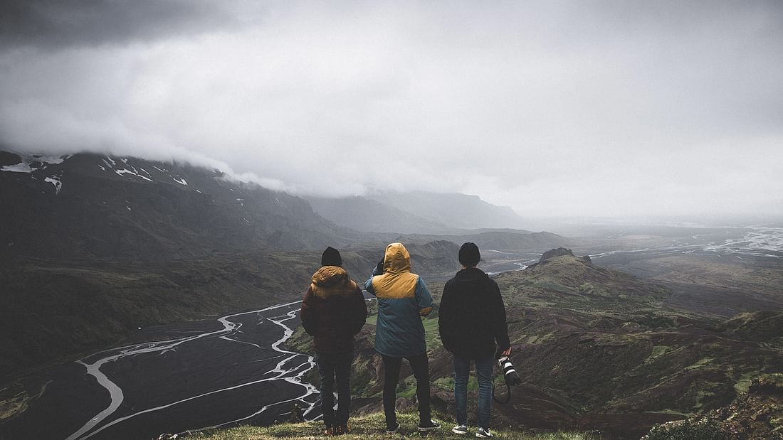 Tres personas mirando ríos en las Tierras Altas de Islandia.