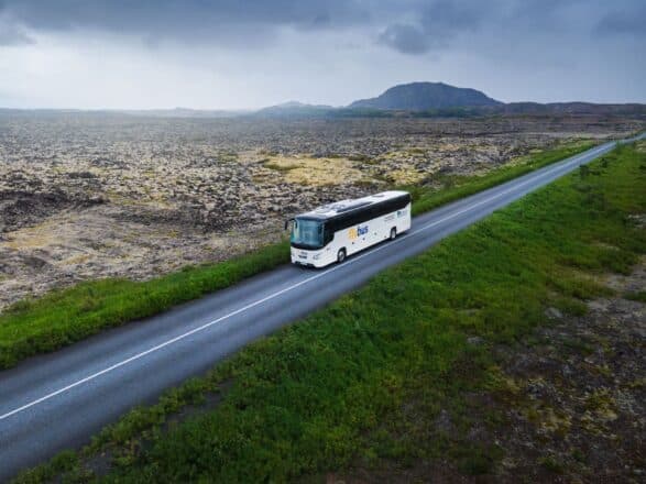 Un bus traversant la péninsule de Reykjanes en Islande.