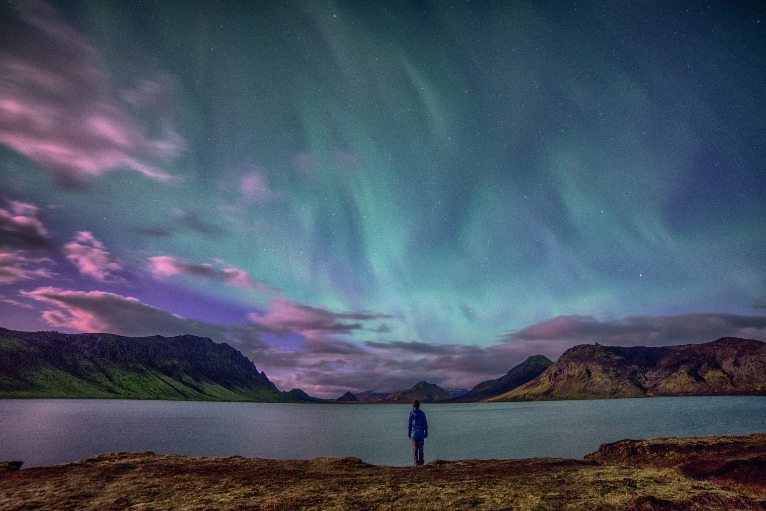 Northern Lights sobre un lago en las Tierras Altas de Islandia.