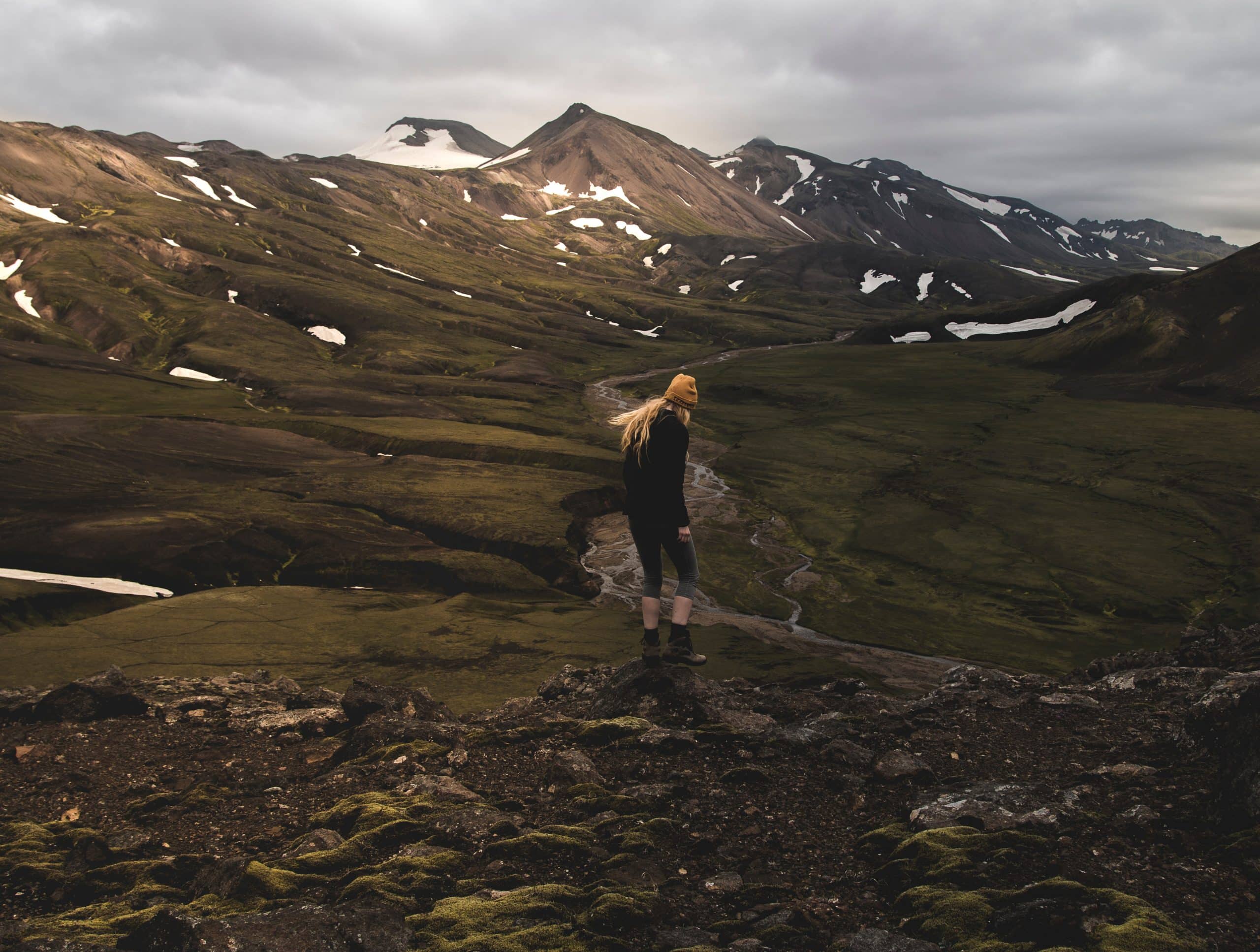 Una mujer haciendo senderismo en las tierras altas de Islandia.