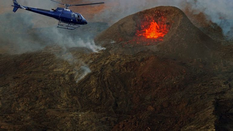 Helicóptero sobre el volcán en erupción en la península de Reykjanes