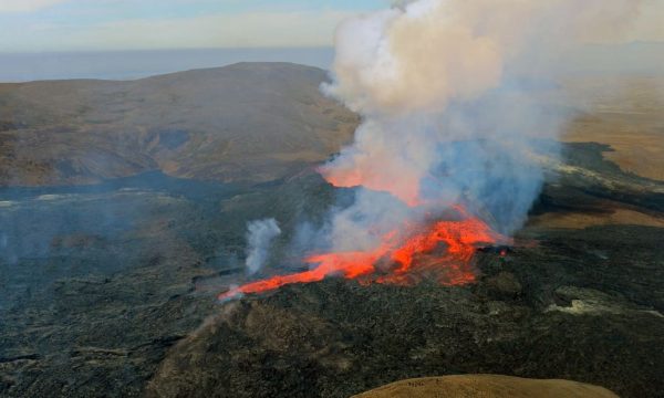 Tour en helicóptero sobre el volcán en erupción en la península de Reykjanes