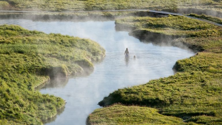 Une femme dans une rivière chaude à Landmannalaugar