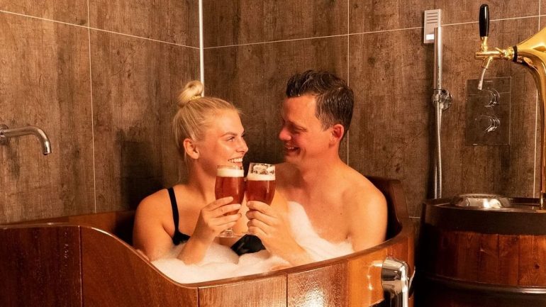 Una pareja en una tina llena de cerveza en el norte de Islandia.