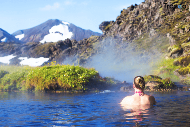 Le dos d'une femme en source chaude géothermique à Landmannalaugar, Islande