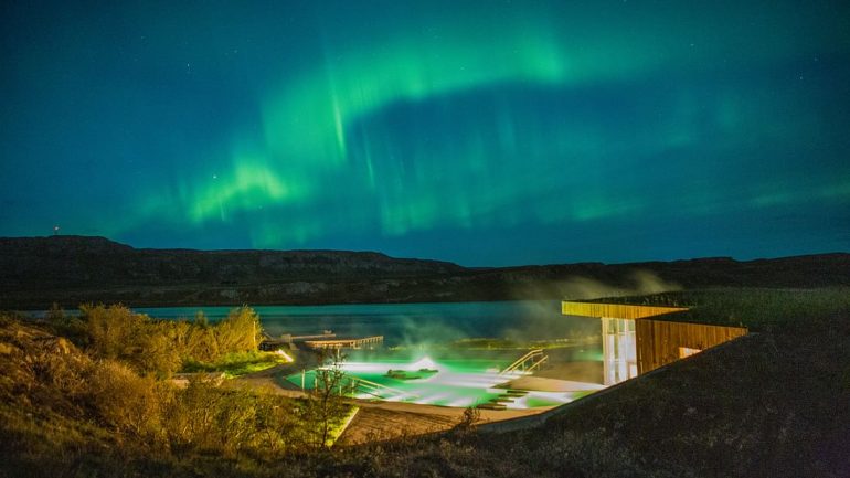 Luces del norte sobre los baños de Vök en el este de Islandia.