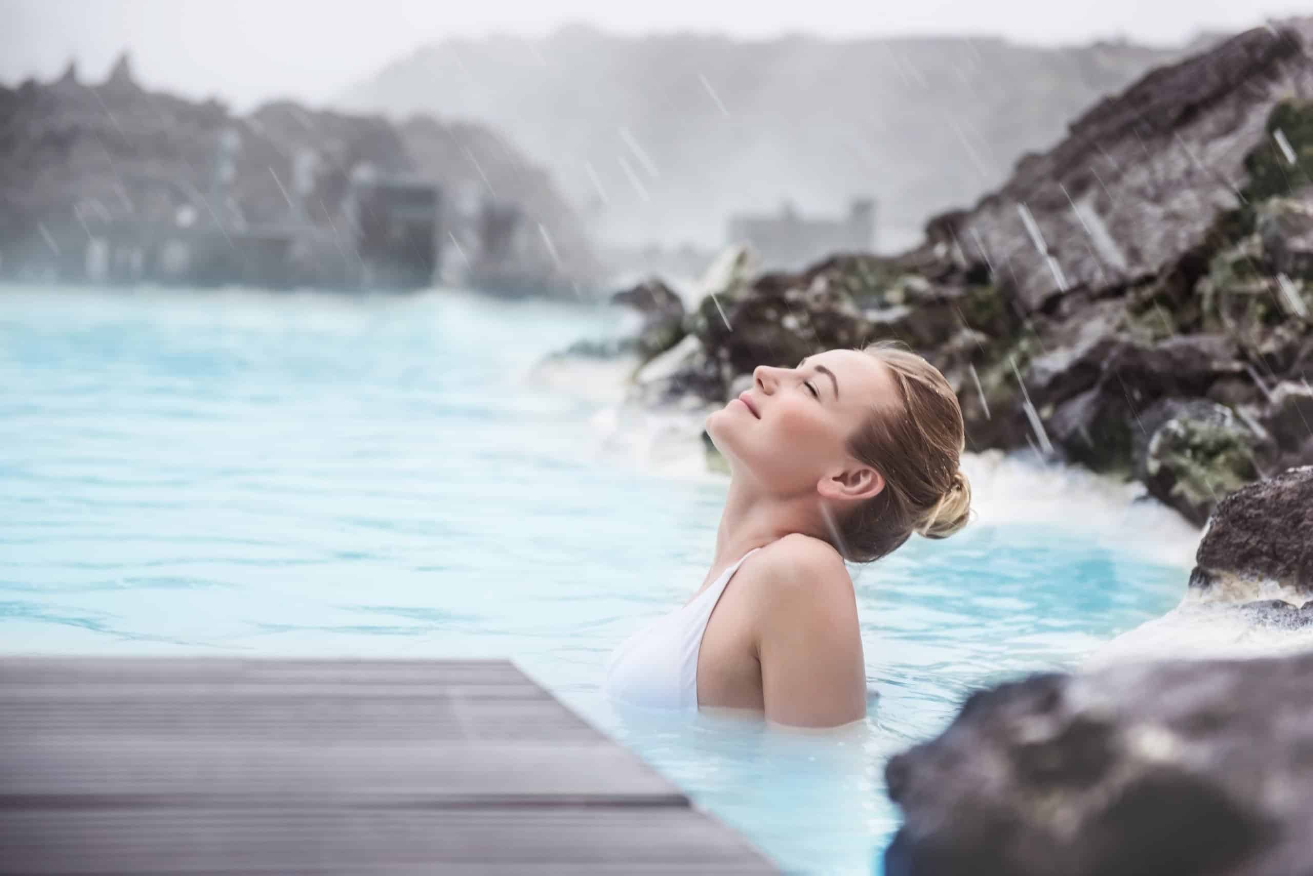 Mujer disfrutando de la Laguna Azul en Islandia