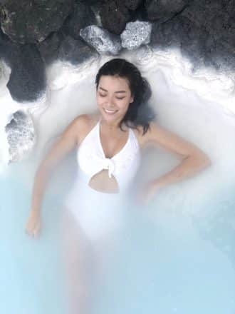 Una mujer en traje de baño blanco tumbado en la Laguna Azul