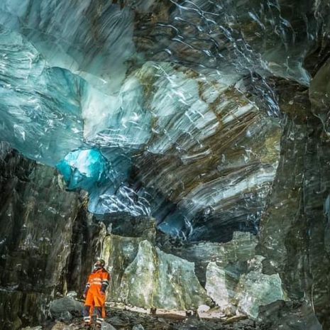 Visita a la cueva de hielo en el glaciar Langjökull en el oeste de Islandia