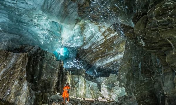 Visita a la cueva de hielo en el glaciar Langjökull en el oeste de Islandia