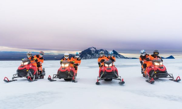 Excursión en moto de nieve y cueva de hielo natural del glaciar Langjökull
