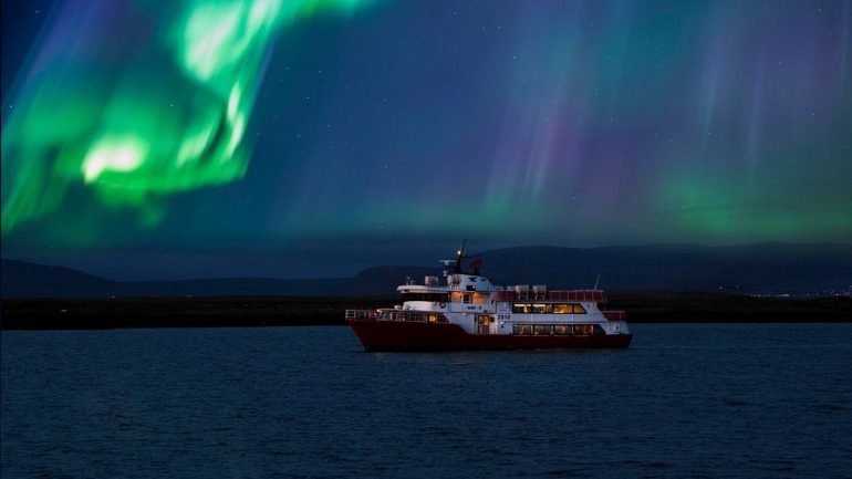 Paseo en barco por la aurora boreal desde Reikiavik