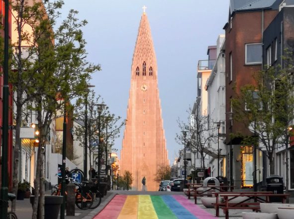 Iglesia Hallgrímskirkja frente a una calle con los colores del arcoíris