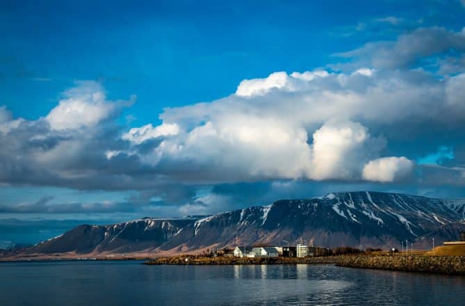 Nubes sobre Mt. Esja en Reykjavik, Islandia