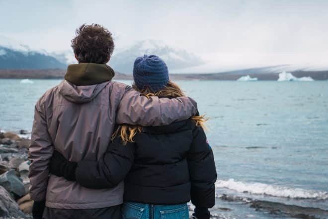 Una pareja con vistas a la laguna glaciar Jökulsárlón en Islandia