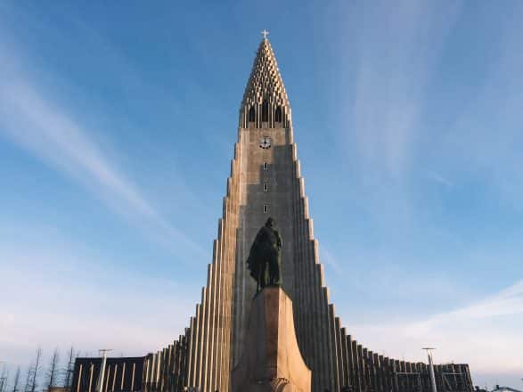 Vista de la iglesia Hallgrimskirkja en Reykjavik